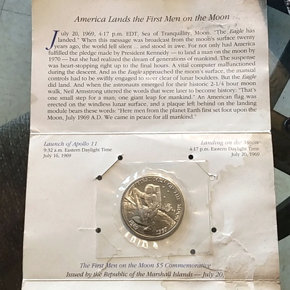 First Man on the Moon $5 Coin 1989 Republic of the Marshall Islands. LH - Picture 3 of 5